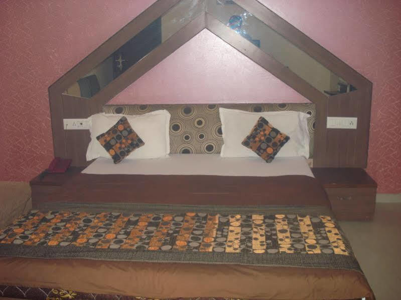 Oyo 4161 Hotel Shailly Inn أحمد أباد المظهر الخارجي الصورة